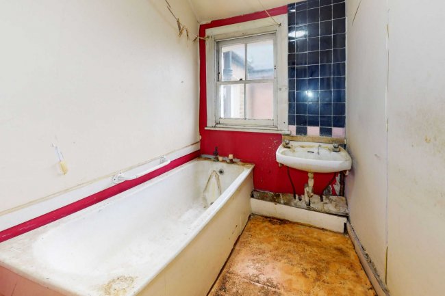 74A Broomwood Road, London SW11 6LA  5