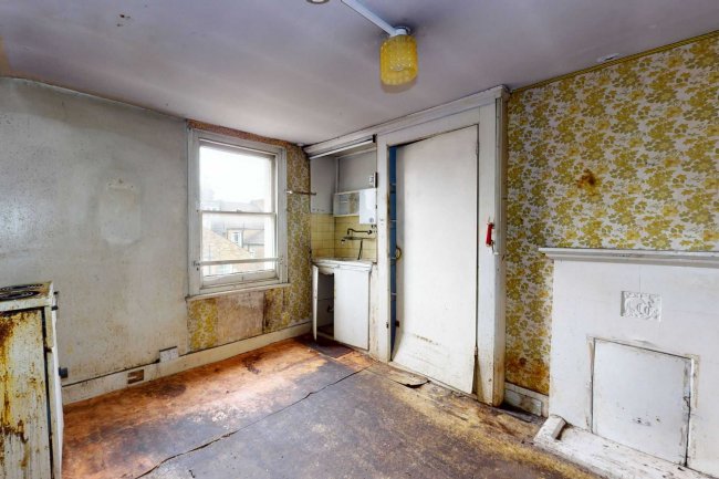 74A Broomwood Road, London SW11 6LA  5