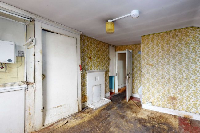 74A Broomwood Road, London SW11 6LA  5