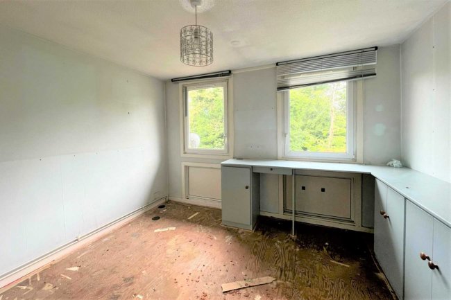 129 Thirlmere Gardens, Northwood HA6 2RX 8