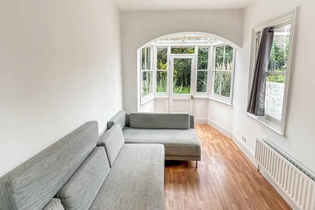 13 Woodstock Terrace, Canary Wharf, London E14 0AD 3