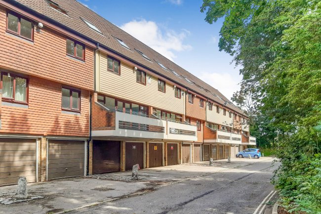 Flat 50 Atholl Court & Garage, Kingsway Gardens, Andover, SP10 4BB 1