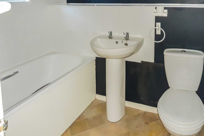 Flat 50 Atholl Court & Garage, Kingsway Gardens, Andover, SP10 4BB 1