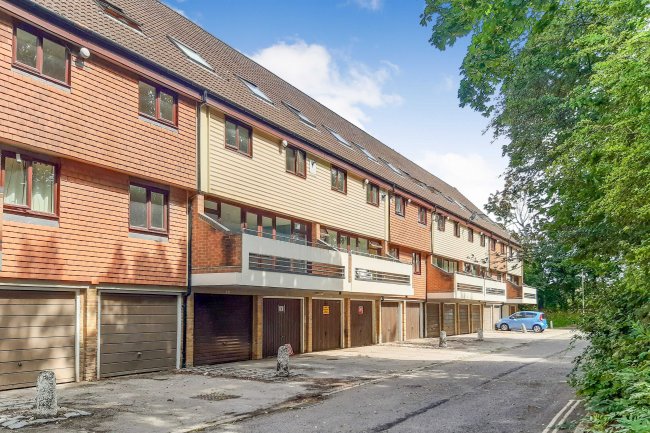 Flat 16 Atholl Court & Garden, Kingsway Gardens, Andover, SP10 4BB 2