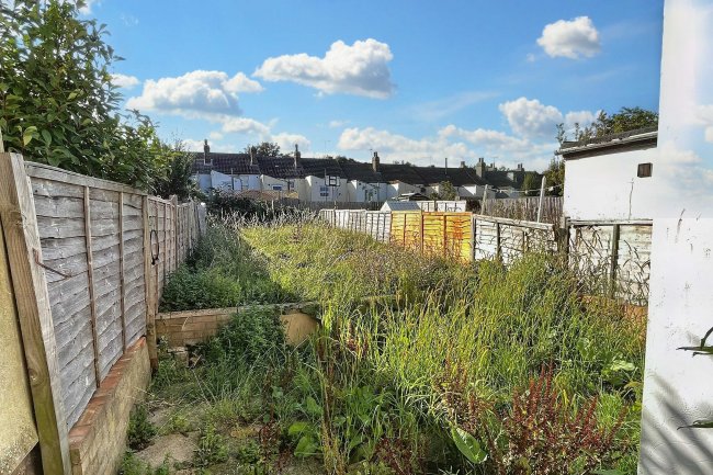 127 Saxton Street, Gillingham, Kent, ME7 5EG 3