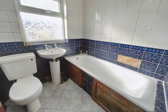 127 Saxton Street, Gillingham, Kent, ME7 5EG 3