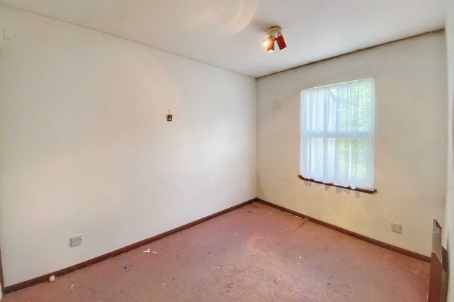 19 Daltons Fen, Basildon, Essex, SS13 1JE 8