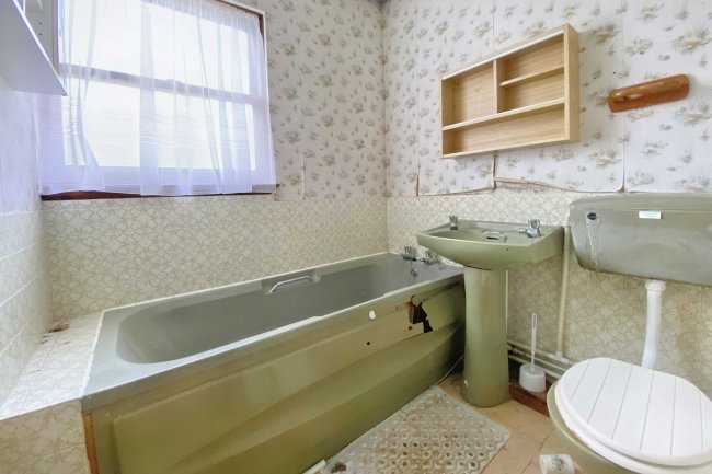 19 Daltons Fen, Basildon, Essex, SS13 1JE 8