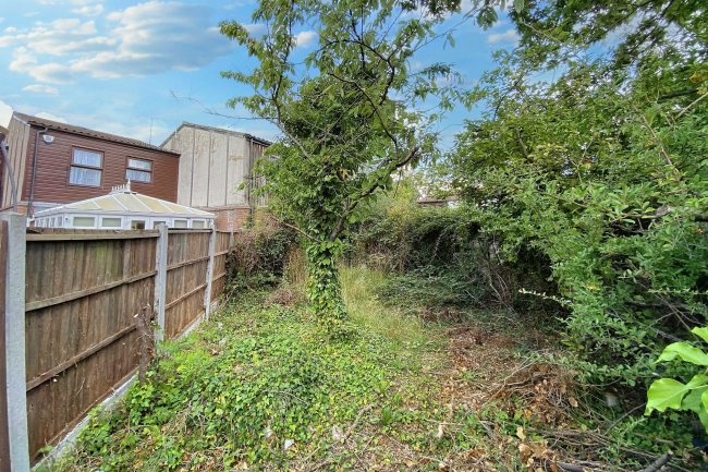 19 Daltons Fen, Basildon, Essex, SS13 1JE 8