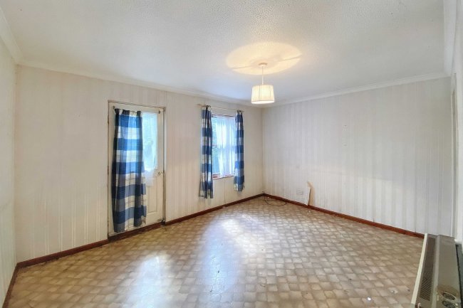 19 Daltons Fen, Basildon, Essex, SS13 1JE 8