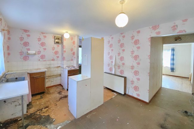 19 Daltons Fen, Basildon, Essex, SS13 1JE 8