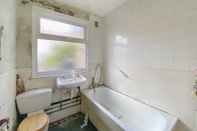 138 Pinner Hill Road, Pinner, Middlesex, HA5 3SJ 2