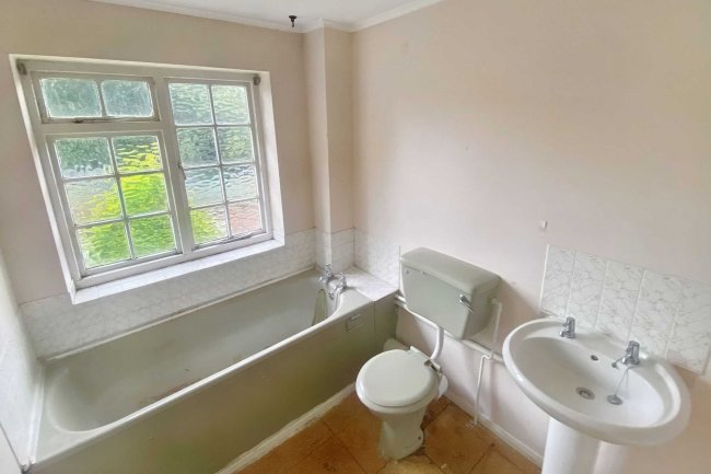 14 Kingfisher Drive, Staines, Middlesex, TW18 4RR 8