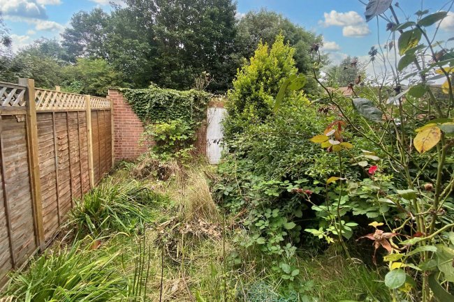 14 Kingfisher Drive, Staines, Middlesex, TW18 4RR 8