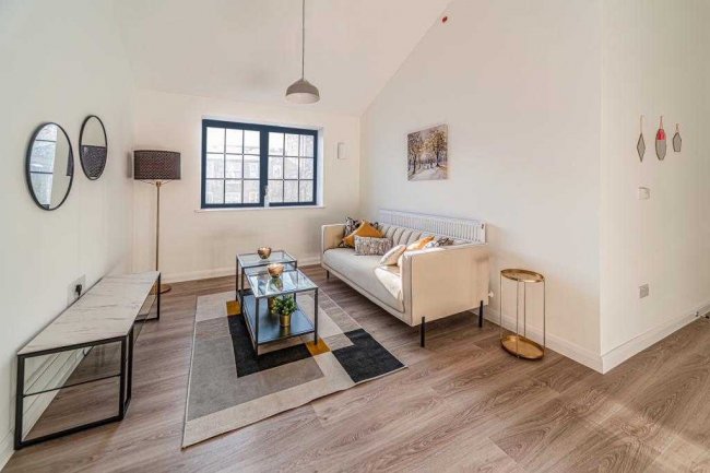 Apartment 9, 2-8 Bucklersbury, Hitchin, SG5 1BB 2