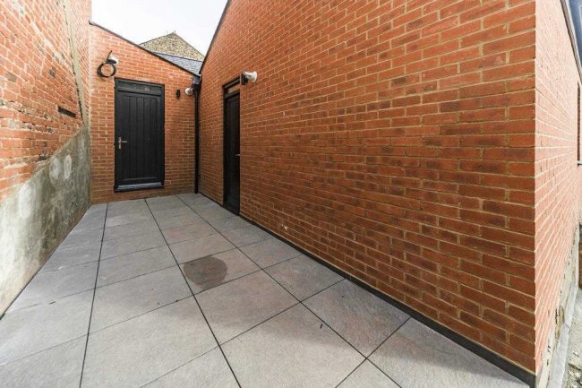Apartment 9, 2-8 Bucklersbury, Hitchin, SG5 1BB 2