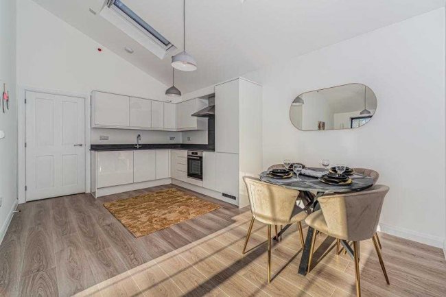 Apartment 9, 2-8 Bucklersbury, Hitchin, SG5 1BB 2