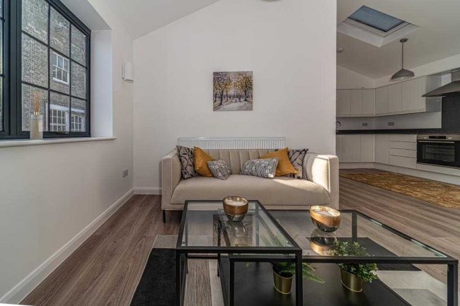 Apartment 9, 2-8 Bucklersbury, Hitchin, SG5 1BB 2