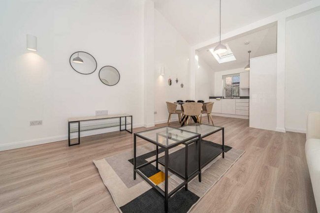 Apartment 8, 2-8 Bucklersbury, Hitchin, SG5 1BB 4