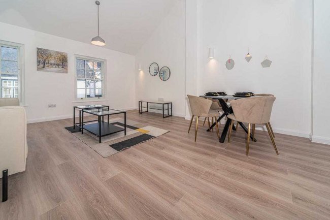 Apartment 8, 2-8 Bucklersbury, Hitchin, SG5 1BB 4