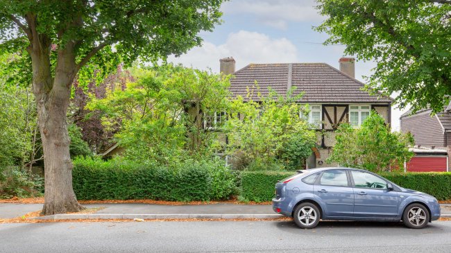 42 Homeway, Harold Park, Romford, Essex, RM3 0HD 2