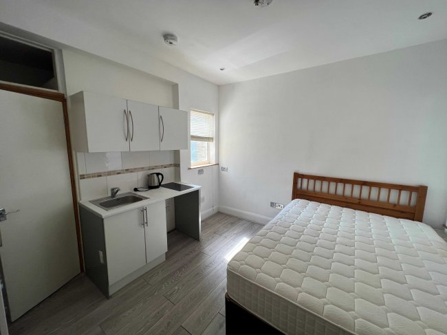 45 Etchingham Park Road, London, N3 2EB 5