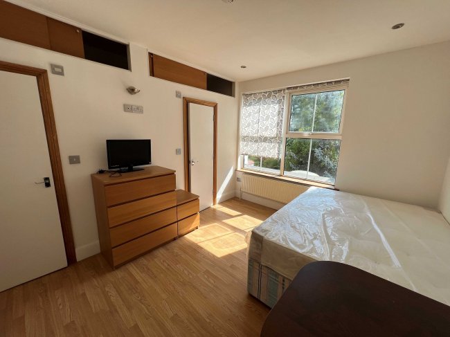 45 Etchingham Park Road, London, N3 2EB 5