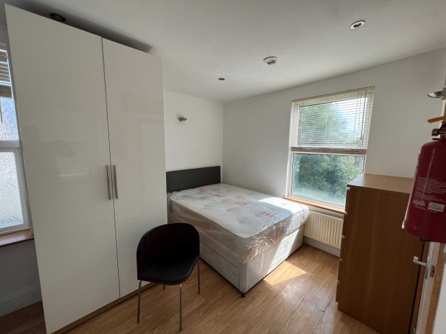 45 Etchingham Park Road, London, N3 2EB 5