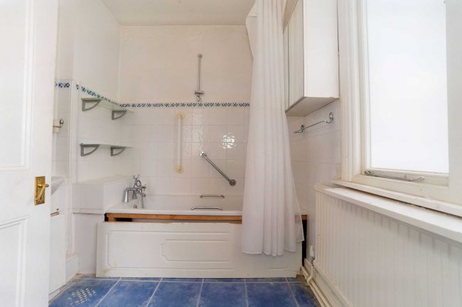 4 Harcourt House, 7 Haringey Park, Crouch End, London N8 9JB 6