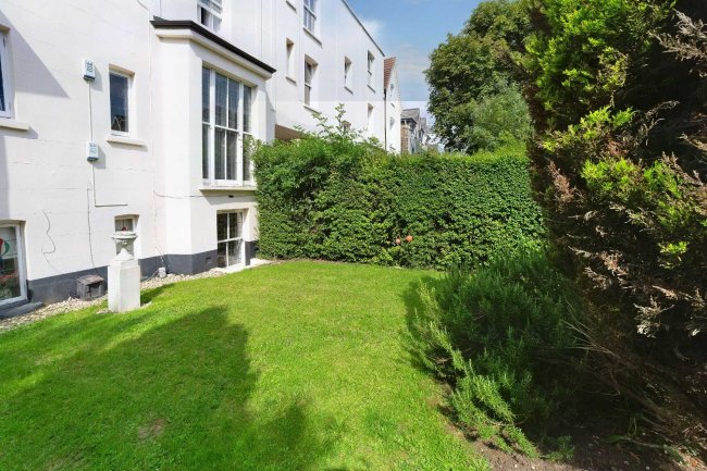 4 Harcourt House, 7 Haringey Park, Crouch End, London N8 9JB 6