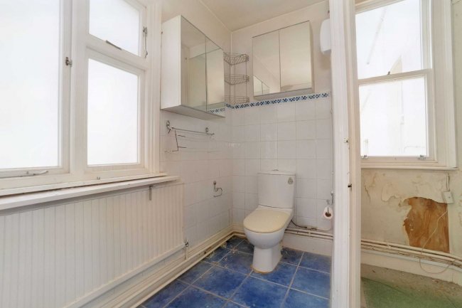 4 Harcourt House, 7 Haringey Park, Crouch End, London N8 9JB 6