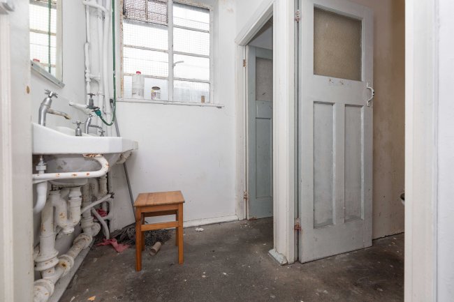 25 Elsdale Street, Hackney, London E9 6QY 2