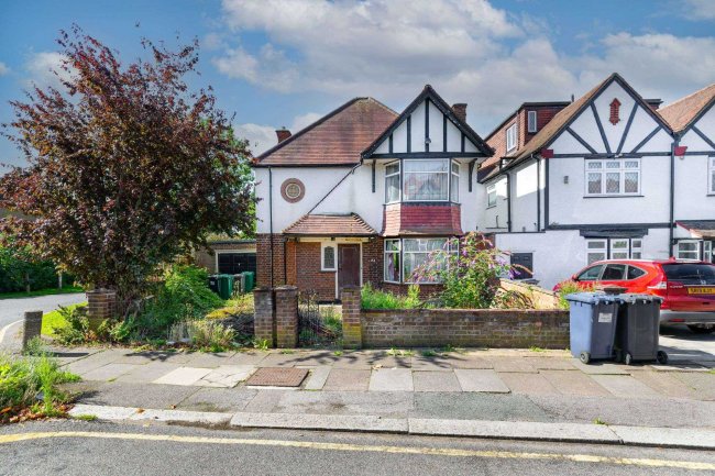 24 Highwood Grove, Mill Hill, London, NW7 3LY 5