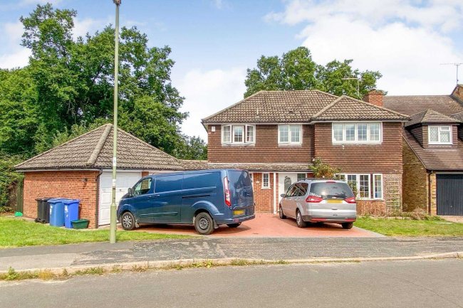 1 Crosby Gardens, Yateley, Hampshire, GU46 7RT 7