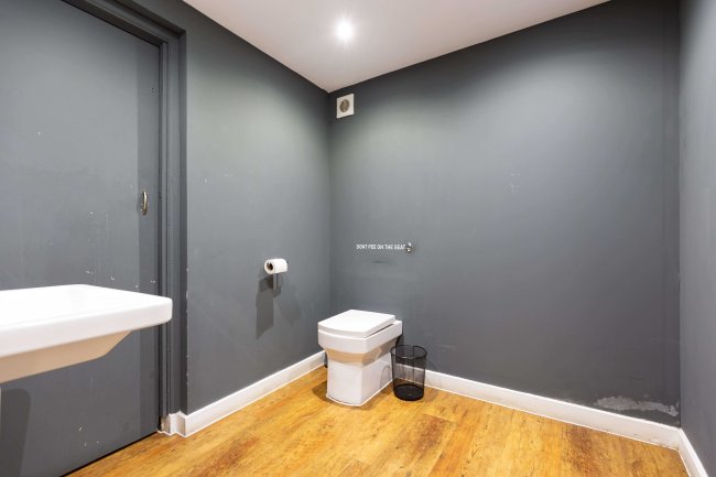 44 High Street, Horley, Surrey RH6 7BB 8