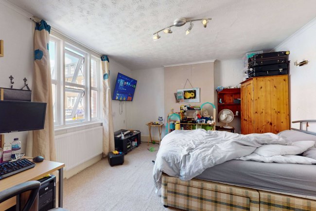 44 High Street, Horley, Surrey RH6 7BB 8