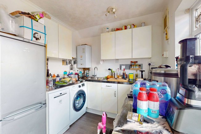 44 High Street, Horley, Surrey RH6 7BB 8