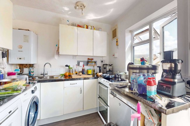 44 High Street, Horley, Surrey RH6 7BB 8