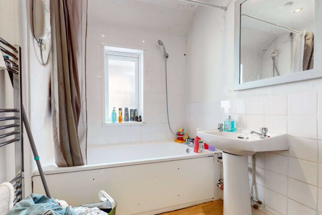 44 High Street, Horley, Surrey RH6 7BB 8