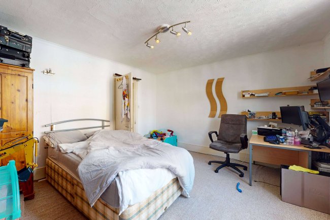 44 High Street, Horley, Surrey RH6 7BB 8