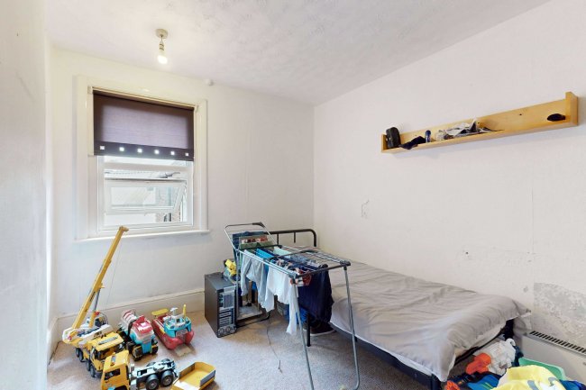 44 High Street, Horley, Surrey RH6 7BB 8