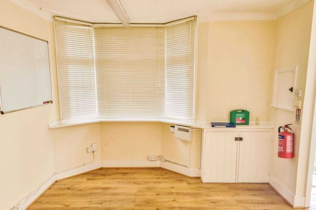 102 Inverness Avenue, Enfield EN1 3NX 7