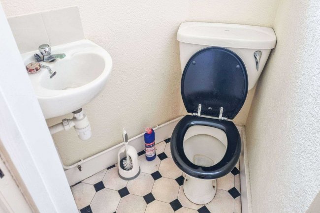 102 Inverness Avenue, Enfield EN1 3NX 7