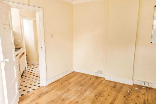 102 Inverness Avenue, Enfield EN1 3NX 7