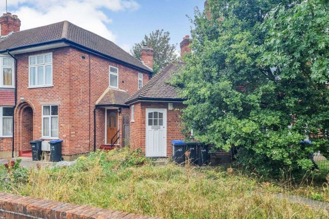 102 Inverness Avenue, Enfield EN1 3NX 7