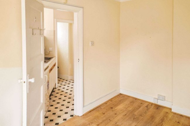 102 Inverness Avenue, Enfield EN1 3NX 7