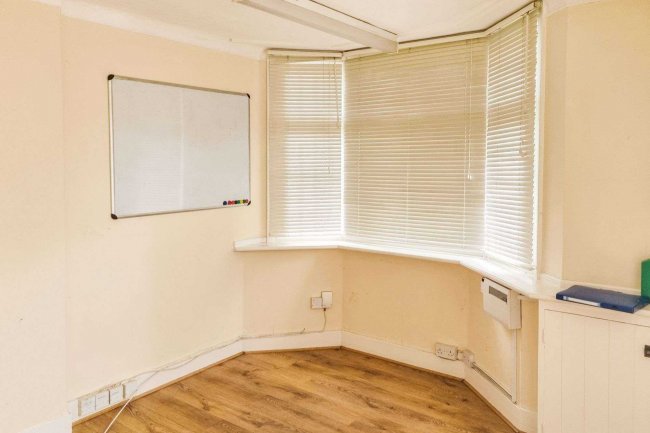 102 Inverness Avenue, Enfield EN1 3NX 7