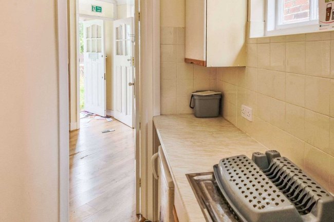 102 Inverness Avenue, Enfield EN1 3NX 7