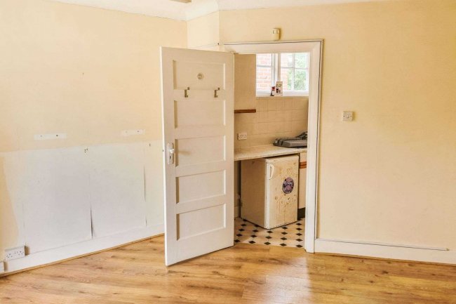 102 Inverness Avenue, Enfield EN1 3NX 7