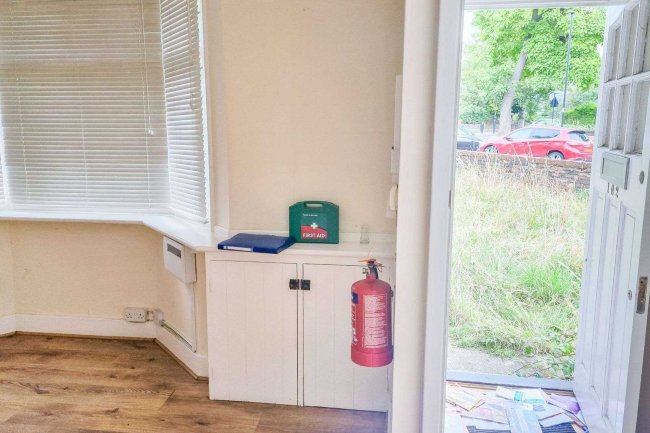 102 Inverness Avenue, Enfield EN1 3NX 7